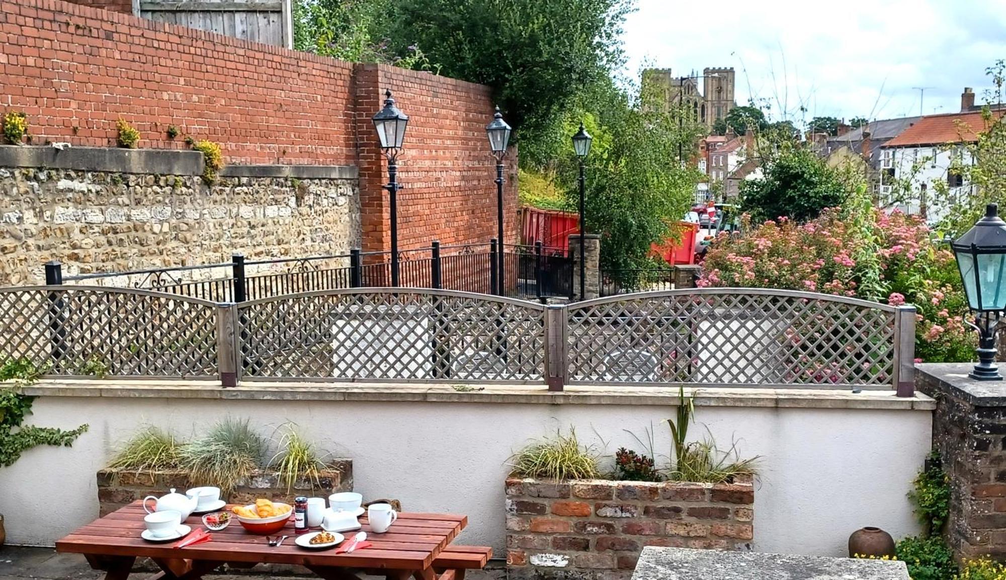 Central Ripon Apartment - View Of The Cathedral! Exterior foto
